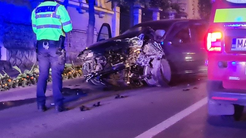 FOTO: Accident cu trei victime pe strada Mihai Viteazu din Târgu Mureș