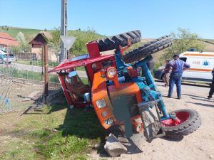 Impact între un autoturism și un tractor, în Valea Largă