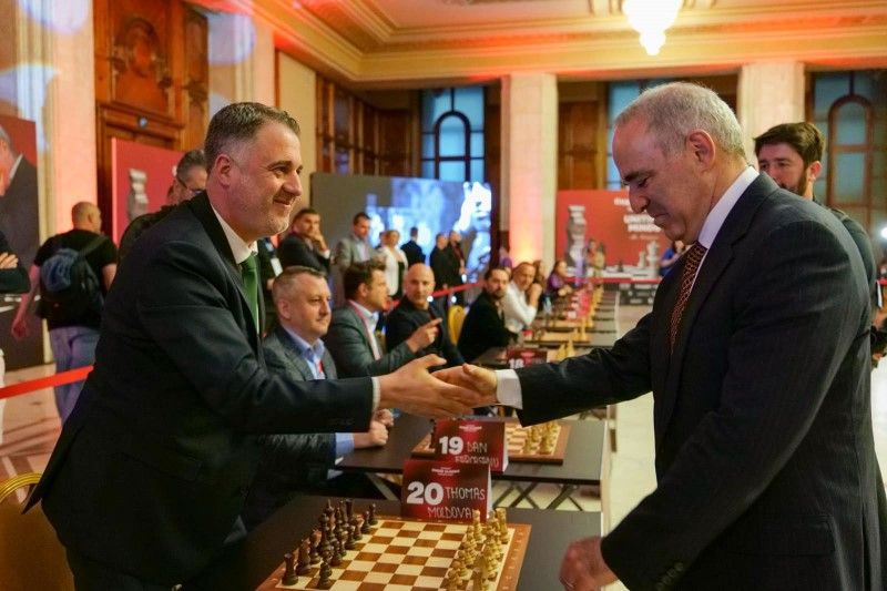 Mureșeanul Thomas Moldovan, meci de șah cu Garry Kasparov