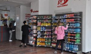Alimente, dulciuri, băuturi și snacksuri, de vânzare în oficiile Poștei Române