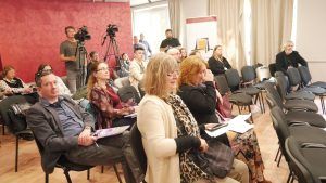 Narcisismul în noile media dezbătut de profesori și studenți la Universitatea de Arte din Târgu Mureș￼