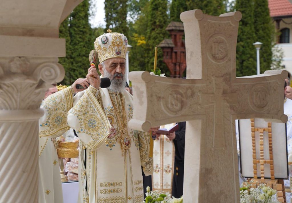 Crucea de la căpătâiul arhimandritului Ghelasie Țepeș, sfințită de ÎPS Irineu