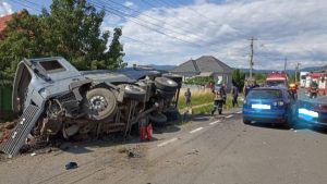 FOTO: Accident între două mașini și un autocamion, în Văleni de Mureș
