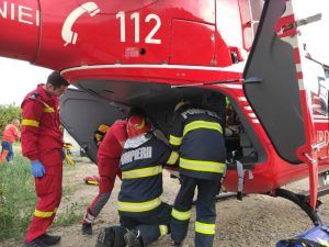 FOTO: Stâlp doborât de o mașină în Cerghizel. Intervenție SMURD cu elicopterul
