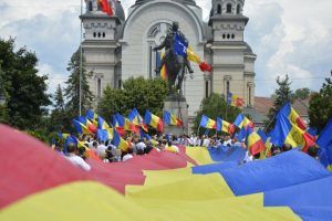FOTO: Președintele AUR, prezent la Târgu Mureș de Ziua Drapelului Național