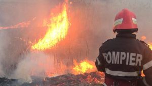 Incendiu de vegetație uscată și resturi menajere pe strada Voiniceni