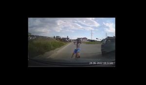 VIDEO: Copil cu trotinetă electrică, impact cu un autoturism