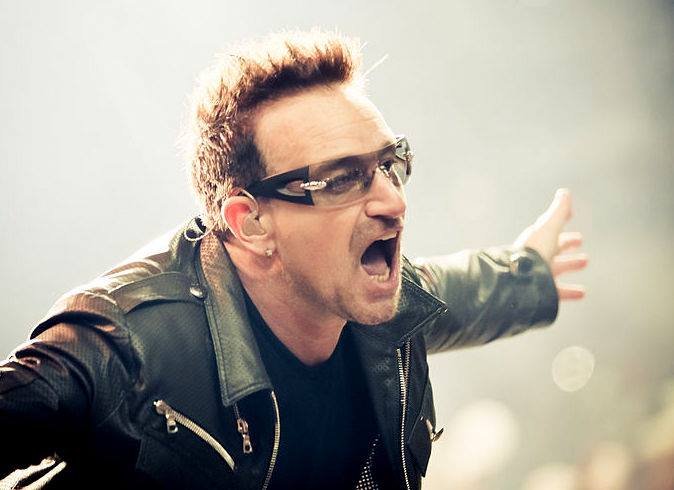 Bono, solistul trupei U2, are un frate vitreg