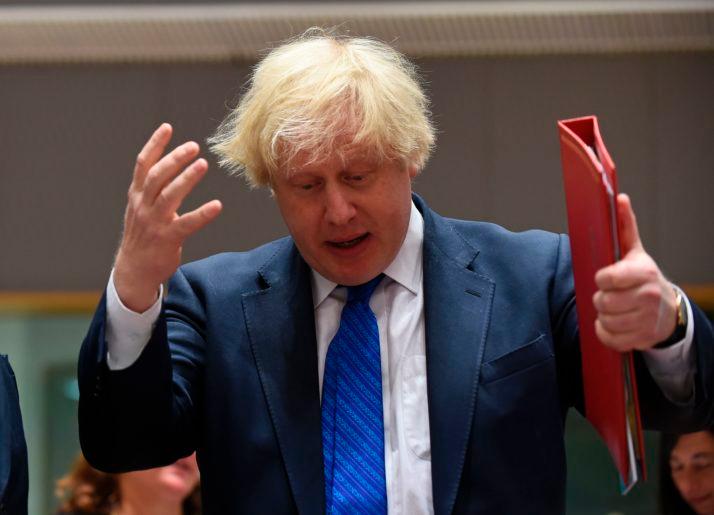 Boris Johnson a scăpat de demisie