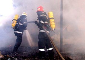 Mureș: 1,5 tone de gunoi menajer arse într-un incendiu