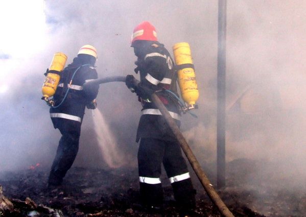 Mureș: 1,5 tone de gunoi menajer arse într-un incendiu