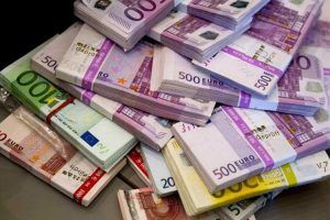 Furt de 43.000 de euro dintr-o mașină anchetat de Poliția Mureș