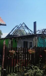 FOTO: Arde un adăpost de animale în Dumbrava. O femeie a suferit arsuri pe brațe (UPDATE)
