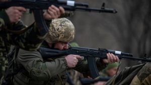 Soldați ucraineni, instruiți de trupele britanice