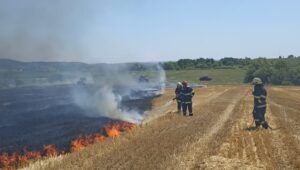 Utilaj agricol în flăcări în localitatea Sântu
