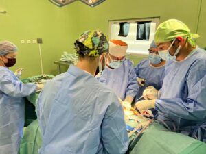 FOTO: A doua intervenţie de artroplastie de revizie de şold cu alogrefă la SCJU Târgu Mureş