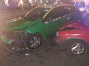 FOTO: Impact între un taxi și un autoturism în centrul Reghinului