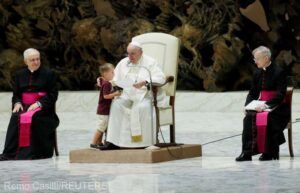 Un băieţel a urcat pe scenă, alături de Papa Francisc