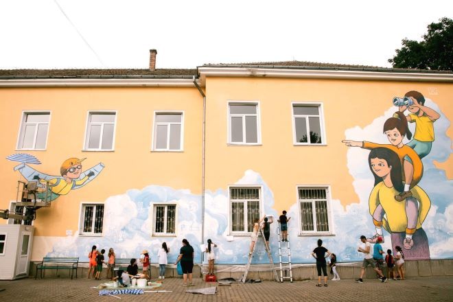 Pictură murală, pe zidul unei școli din Târgu Mureș
