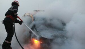 Autoturism făcut scrum într-un incendiu, în Sâncraiu de Mureș