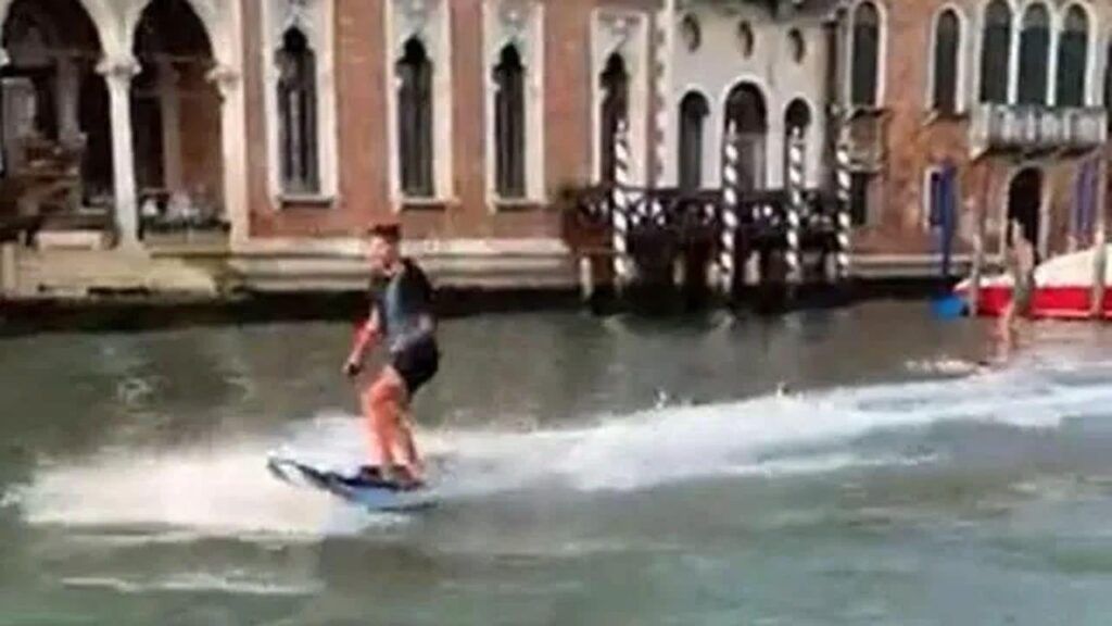 „Doi idioţi” au făcut schi nautic pe Canal Grande