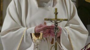 Peste 20 de preoţi acuzaţi de agresiuni sexuale