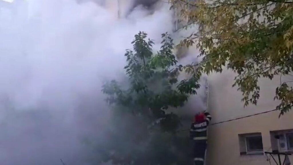 Incendiu cu degajări mari de fum într-un bloc din Târgu Mureș
