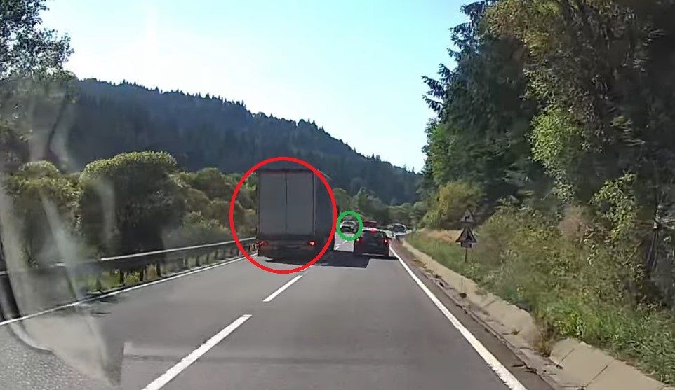 VIDEO: Șofer de tir kamikaze filmat pe DN 15 Toplița – Reghin