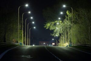 Iluminat public mai ieftin în zeci de localități