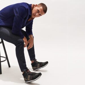 Pantofi pentru bărbați care se potrivesc cu blugi de culoare închisă