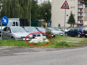 FOTO: 15 saci de moloz ”uitați” de un târgumureșean într-o parcare