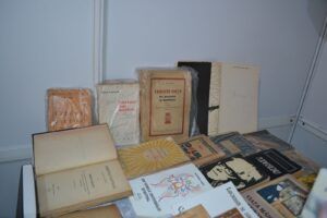 Fotografia de după ultima spovedanie a lui Eminescu și cărți vechi cu autografe, la Bookfest Târgu Mureș