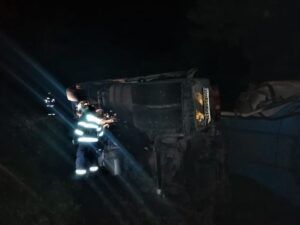 FOTO: Autocamion cu ciment răsturnat în Gornești