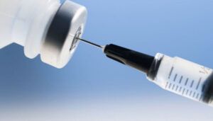 Marea Britanie a autorizat vaccinul booster adaptat produs de Pfizer