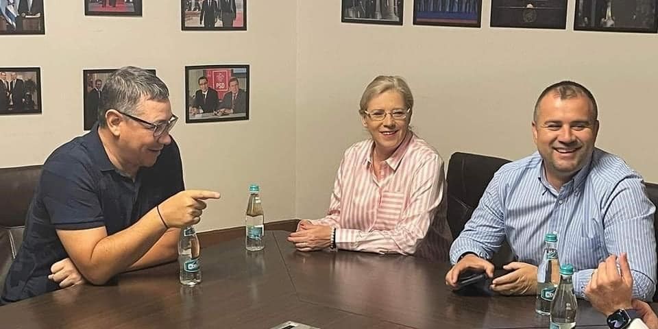 Ședință cu Victor Ponta și Corina Crețu
