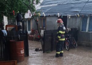 Locuințe, subsoluri și porțiuni de străzi, inundate în Târgu Mureș și Reghin