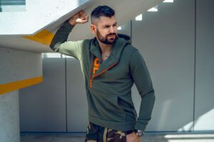 Hanoracul pentru bărbați – cum să creezi look-uri la modă?