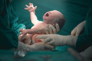 Mai mulți nou născuți și decese mai puține în județul Mureș, în 2022