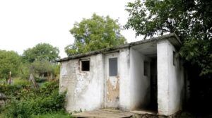 Școli din două comune mureșene, cu latrină în curte