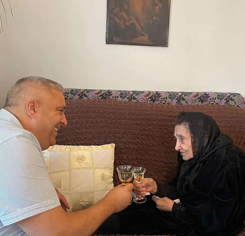 O femeie din Sângeorgiu de Mureș a împlinit 100 de ani