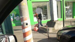 Femei care vindeau flori pe stradă amendate de Poliția Locală Târgu Mureș