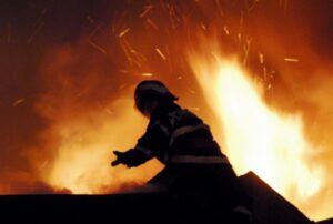 Incendiu nocturn la terasa unei case din Sângeorgiu de Mureș
