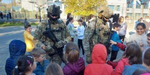 FOTO: Meseria de militar, promovată în două școli mureșene