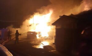 Mureș: Incendiu nocturn într-o hală de cherestea, vopseluri și materiale de construcții