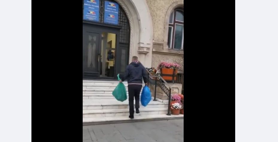 VIDEO: Saci de gunoi depuși în semn de protest pe treptele Primăriei Târgu Mureș