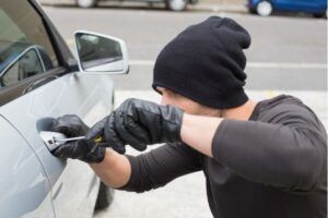 Dosar penal pentru furt de mașină