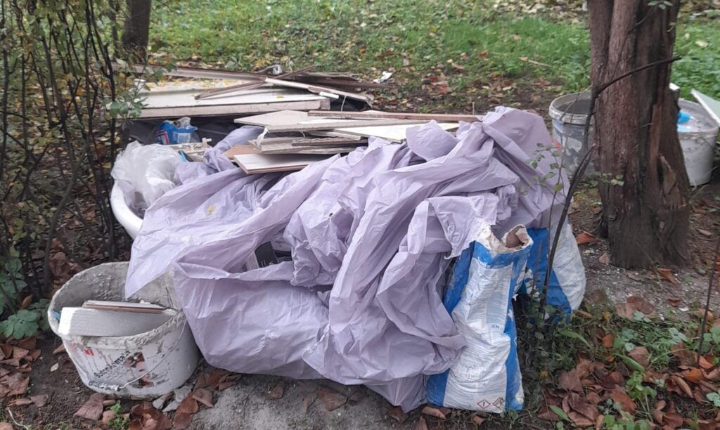 Târgu Mureș: Amendă de 1.000 de lei pentru depozitarea molozului lângă bloc