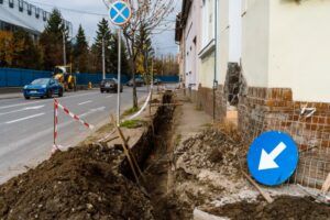 Lucrări de îngropare a cablurilor electrice, pe strada Cuza Vodă