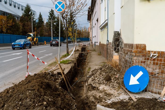 Lucrări de îngropare a cablurilor electrice, pe strada Cuza Vodă