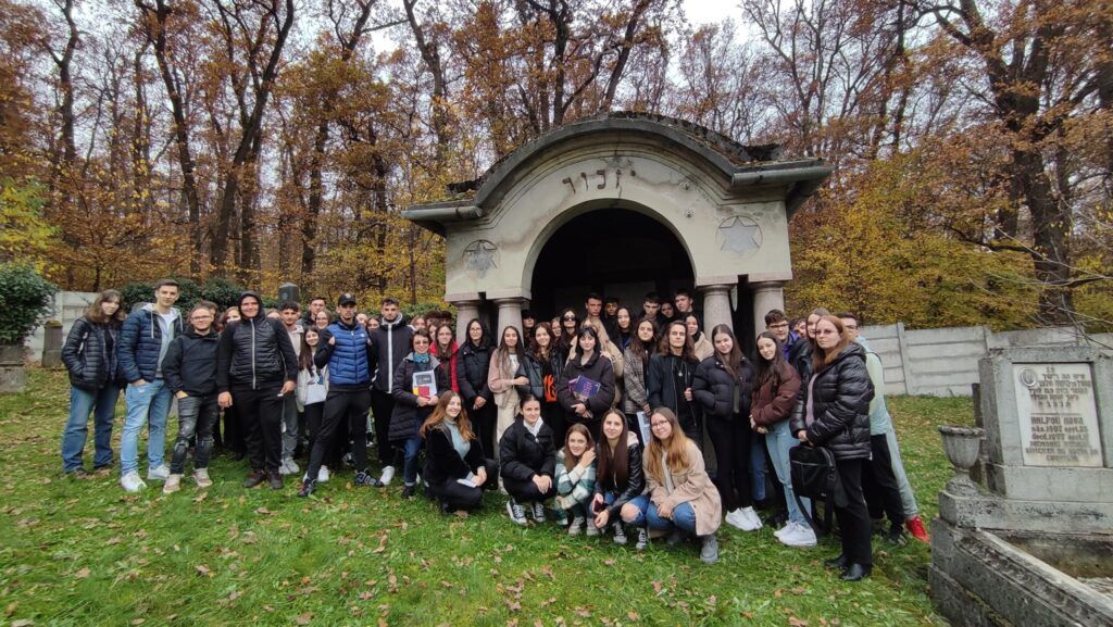 Lecție de istorie în Cimitirul Evreiesc din Reghin